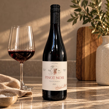 Rødvins flaske i køkken - Gabriel Chevalier, Pinot Noir 2025
